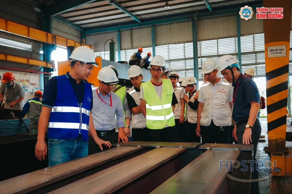 BDU students touring the steel fabrication area at HP Steel