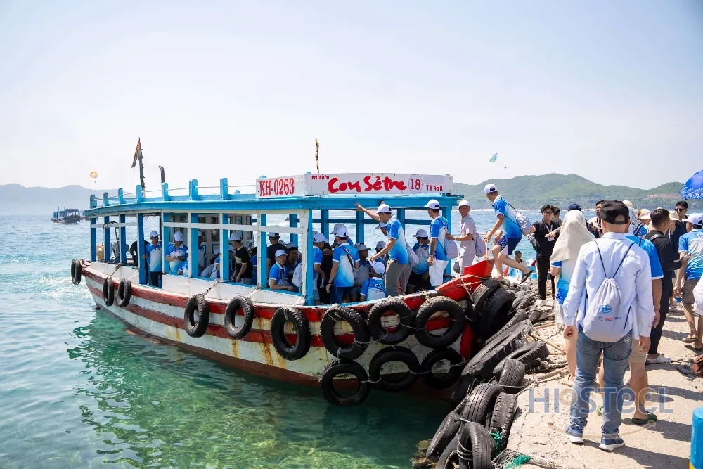 Th&agrave;nh vi&ecirc;n HP Steel l&ecirc;n t&agrave;u tham quan đảo tại Nha Trang