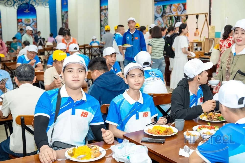 Đội ngũ HP Steel d&ugrave;ng bữa c&ugrave;ng nhau trong chuyến team building