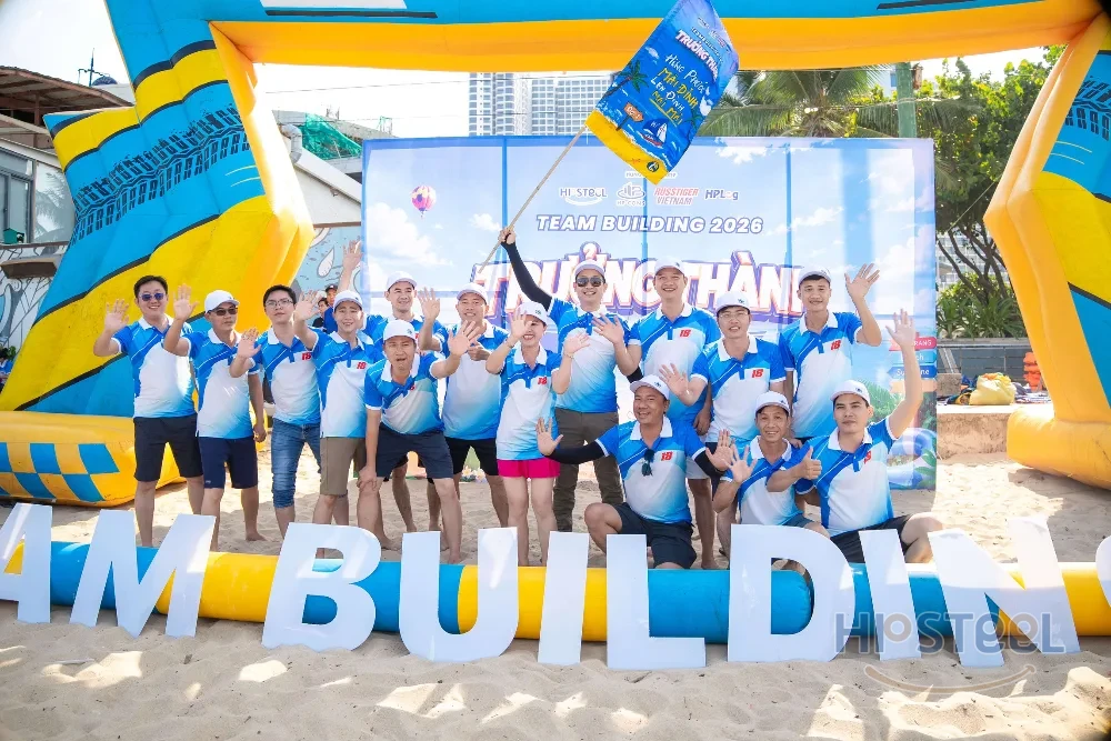 Tập thể HP Steel b&ecirc;n s&acirc;n khấu Team Building 2026 tr&ecirc;n b&atilde;i biển