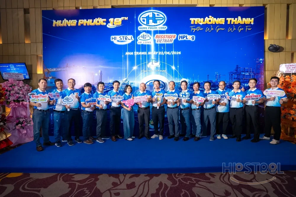 Ban l&atilde;nh đạo chụp ảnh tại Gala Dinner Hưng Phước 18