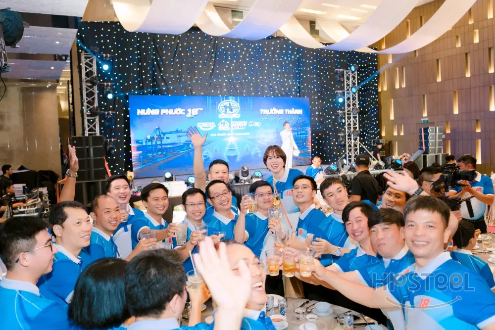 Đội ngũ HP Steel n&acirc;ng ly tại Gala Dinner Hưng Phước 18