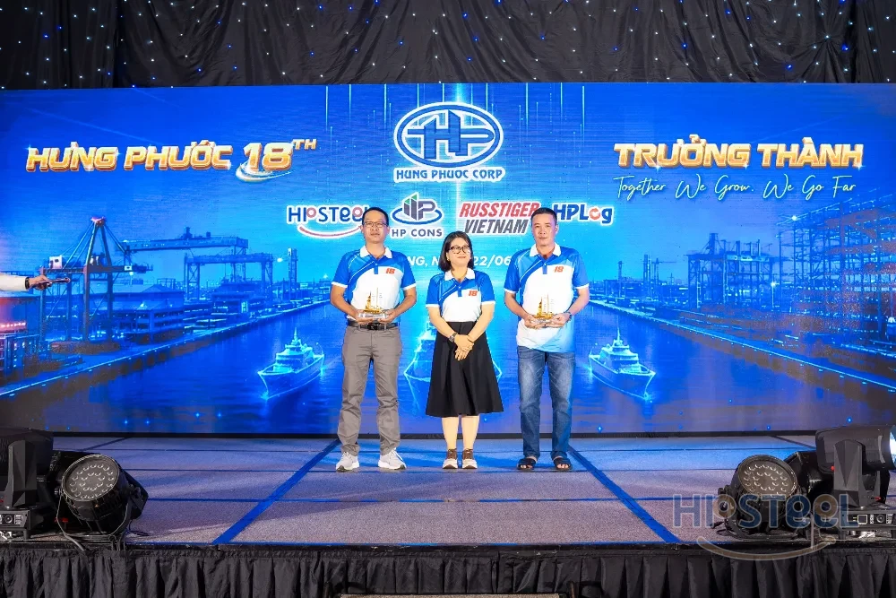 Lễ vinh danh v&agrave; trao c&uacute;p trong Gala Hưng Phước 18