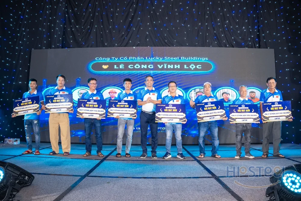 Trao Giải May Mắn do Lucky Steel Buildings t&agrave;i trợ tại Gala