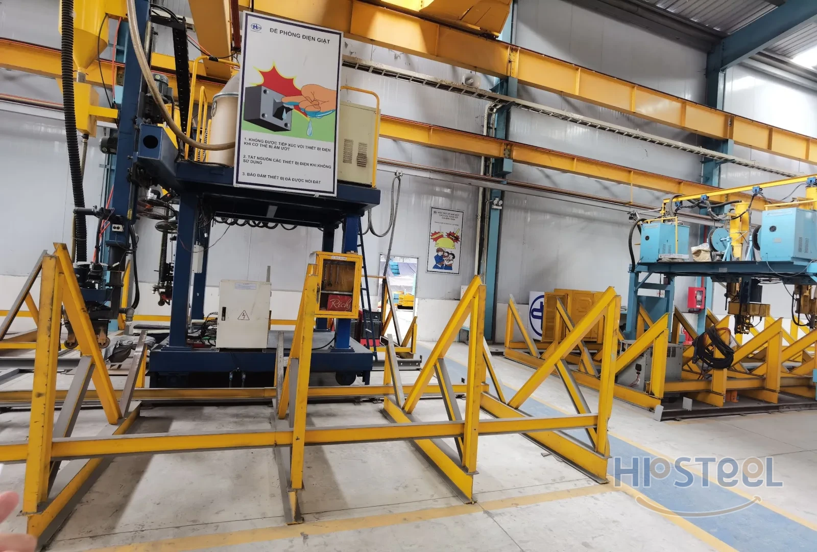 Vertical welding gantry